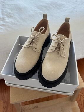 & Other Stories Beige Suede Lace-Up Women's Oxford Shoes with Chunky Black Sole
